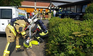 Einsatzkräfte der Feuerwehr bereiten am Werkgebäude der Entfärber-Produktlinie eine Schlauchleitung vor. - Dieter Scholz Einsatzkräfte der Feuerwehr bereiten am Werkgebäude der Entfärber-Produktlinie eine Schlauchleitung vor. - Dieter Scholz