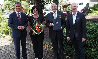 Nach dem Offiziellen ließ sich Elmar Stricker mit seiner Ehefrau Eva, Landrat Michael Stickeln (l.) und Bürgermeister Josef Suermann (r.) für die Stadtchronik ablichten. - Josef Köhne Nach dem Offiziellen ließ sich Elmar Stricker mit seiner Ehefrau Eva, Landrat Michael Stickeln (l.) und Bürgermeister Josef Suermann (r.) für die Stadtchronik ablichten. - Josef Köhne