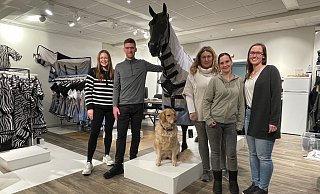 Vanessa Melle, Christian Schuster, Inhaberin Nicole Neumann, Kim Staniewski und Pia Ossenkopp sind bereit für den zweiten Outlet-Verkauf rund ums Pferd. Es fehlen Nina Behle und Alea Molske. - Pferdesport-Profi.de Vanessa Melle, Christian Schuster, Inhaberin Nicole Neumann, Kim Staniewski und Pia Ossenkopp sind bereit für den zweiten Outlet-Verkauf rund ums Pferd. Es fehlen Nina Behle und Alea Molske. - Pferdesport-Profi.de