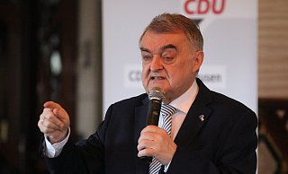 NRW-Innenminister Herbert Reul, hier beim Blaulichtgespräch der CDU Hiddenhausen, widerspricht der Einschätzung des Herforder CDU-Stadtverbandes. - Claus Frickemeier NRW-Innenminister Herbert Reul, hier beim Blaulichtgespräch der CDU Hiddenhausen, widerspricht der Einschätzung des Herforder CDU-Stadtverbandes. - Claus Frickemeier