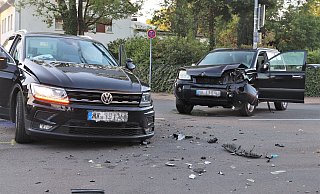 Beide Fahrzeuge musste abgeschleppt werden. - Polizei Kreis Höxter Beide Fahrzeuge musste abgeschleppt werden. - Polizei Kreis Höxter
