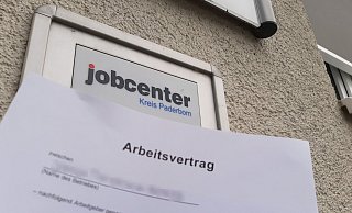 Arbeitsvertrag unterzeichnet, beim Jobcenter eingereicht - und dann find für den Paderborner Jürgen F. der Ärger erst richtig an. - Lena Henning Arbeitsvertrag unterzeichnet, beim Jobcenter eingereicht - und dann find für den Paderborner Jürgen F. der Ärger erst richtig an. - Lena Henning