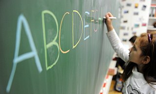Lesen und Schreiben sind Werkzeuge des Lernens. Eine Schülerin einer zweiten Klasse schreibt in einer Schule das ABC an die Tafel. (Symbolbild) - Daniel Reinhardt Lesen und Schreiben sind Werkzeuge des Lernens. Eine Schülerin einer zweiten Klasse schreibt in einer Schule das ABC an die Tafel. (Symbolbild) - Daniel Reinhardt
