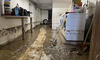 So wie auf diesem Bild aus dem Jahr 2021 wurden auch in diesem Jahr bei den beiden Starkregenereignissen in Hiddenhausen im Juli und August zahlreiche Keller von schlammigen Wassermassen geflutet. - Benedikt Riemer So wie auf diesem Bild aus dem Jahr 2021 wurden auch in diesem Jahr bei den beiden Starkregenereignissen in Hiddenhausen im Juli und August zahlreiche Keller von schlammigen Wassermassen geflutet. - Benedikt Riemer