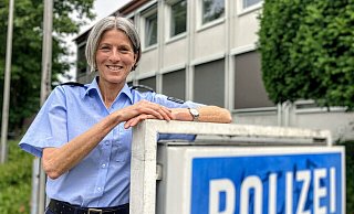 Erste Polizeihauptkommissarin Christine Schmitt ist seit dem 1. Juni die neue Chefin der Polizeiwache in Brackwede. Ihr Vorgänger Heinz-Jürgen Flügge ist in den Ruhestand gewechselt. - Jens Reichenbach Erste Polizeihauptkommissarin Christine Schmitt ist seit dem 1. Juni die neue Chefin der Polizeiwache in Brackwede. Ihr Vorgänger Heinz-Jürgen Flügge ist in den Ruhestand gewechselt. - Jens Reichenbach