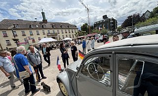Das Wetter zeigte sich wechselhaft. Trotzdem kamen viele Menschen in die Bad Lippspringer Innenstadt, auch um die Citroën-Oldies zu bewundern. - Jens Reddeker Das Wetter zeigte sich wechselhaft. Trotzdem kamen viele Menschen in die Bad Lippspringer Innenstadt, auch um die Citroën-Oldies zu bewundern. - Jens Reddeker
