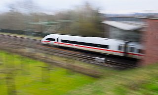 Ein ICE fährt auf eine Bahntrasse. - picture alliance/dpa Ein ICE fährt auf eine Bahntrasse. - picture alliance/dpa