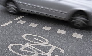 Auf dem Rotheweg in Paderborn kollidierte eine 31-jährige Pedelecfahrerin mit einem Honda Civic. - Boris Roessler/dpa Auf dem Rotheweg in Paderborn kollidierte eine 31-jährige Pedelecfahrerin mit einem Honda Civic. - Boris Roessler/dpa