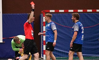 Dass Brakes Rene Lorge (Mitte) Rot sah, machte es für den TuS gegen Rödinghausen auch nicht besser. - Peter Unger Dass Brakes Rene Lorge (Mitte) Rot sah, machte es für den TuS gegen Rödinghausen auch nicht besser. - Peter Unger