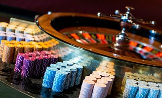 Ein Gesetzentwurf der Landesregierung sieht vor, dass Spielbanken in Nordrhein-Westfalen am 24. Dezember wieder bis vier Uhr morgens geöffnet bleiben dürfen. - dpa Ein Gesetzentwurf der Landesregierung sieht vor, dass Spielbanken in Nordrhein-Westfalen am 24. Dezember wieder bis vier Uhr morgens geöffnet bleiben dürfen. - dpa