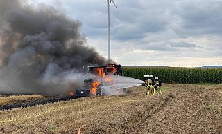 Als die Einsatzkräfte eintrafen, standen beide Landwirtschaftsmaschinen unter Vollbrand. Zur Brandursache ist bislang nichts bekannt. - Feuerwehr Warburg Als die Einsatzkräfte eintrafen, standen beide Landwirtschaftsmaschinen unter Vollbrand. Zur Brandursache ist bislang nichts bekannt. - Feuerwehr Warburg