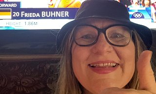 Daumen hoch für Frida Bühner. Edelfan Simone Beckmann kennt Deutschlands Basketballerin schon als Baby. - Burkhard Hoeltzenbein Daumen hoch für Frida Bühner. Edelfan Simone Beckmann kennt Deutschlands Basketballerin schon als Baby. - Burkhard Hoeltzenbein