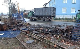 Der blaue Zaun ist komplett zerstört, Schrottteile liegen auf den Gleisen nahe des Kreisels am Brackweder Bahnhof. - Bundespolizei Der blaue Zaun ist komplett zerstört, Schrottteile liegen auf den Gleisen nahe des Kreisels am Brackweder Bahnhof. - Bundespolizei