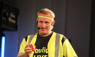 Hauptsache reflektierend: Polizist Peter Befort zeigt Blinkis und Neon-Warnwesten. Liedermacher Rainer Niersmann ebenso. - Ulf Hanke Hauptsache reflektierend: Polizist Peter Befort zeigt Blinkis und Neon-Warnwesten. Liedermacher Rainer Niersmann ebenso. - Ulf Hanke