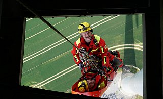 Beim Abseilen aus dem so genannten „Mannloch“ sorgt Höhenretter Kai Cardwell sorgt für die Sicherheit von Alex Kaller, der bei der zweiten Abseil-Aktion an diesem Tag den Verletzten mimt. - Westfalenwind Beim Abseilen aus dem so genannten „Mannloch“ sorgt Höhenretter Kai Cardwell sorgt für die Sicherheit von Alex Kaller, der bei der zweiten Abseil-Aktion an diesem Tag den Verletzten mimt. - Westfalenwind