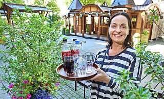 Biergarten am Altstädter Kirchplatz öffnet seine Türen. Betrieben wird er von Schaustellerin Karen Schneider. - Barbara Franke Biergarten am Altstädter Kirchplatz öffnet seine Türen. Betrieben wird er von Schaustellerin Karen Schneider. - Barbara Franke