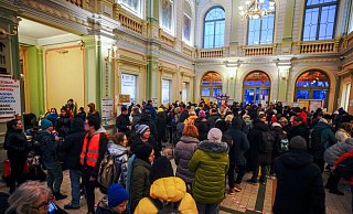 Seit März kommen täglich Tausende Flüchtlinge aus der Ukraine im Bahnhof der ponischen Stadt Przemysl an. Der jüngste Raketeneinschlag in Polen hat bei Einheimischen dort für Angst gesorgt. - dpa Seit März kommen täglich Tausende Flüchtlinge aus der Ukraine im Bahnhof der ponischen Stadt Przemysl an. Der jüngste Raketeneinschlag in Polen hat bei Einheimischen dort für Angst gesorgt. - dpa