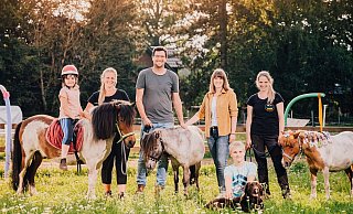 Bringen Kindern den Umgang mit Ponys bei: Gemeinsam mit Tochter Emilia (7) und Sohn Giuliano (8) suchen Lena Kipshagen (v. r.), Nadine Krietenbrink, Christopher Klodt und Sandra Krietenbrink derzeit nach einer geeigneten Fläche in und um Schloß Holte-Stukenbrock, um das Angebot der „MiniFellnasen“ zu erweitern. - Besim Mazhiqi Bringen Kindern den Umgang mit Ponys bei: Gemeinsam mit Tochter Emilia (7) und Sohn Giuliano (8) suchen Lena Kipshagen (v. r.), Nadine Krietenbrink, Christopher Klodt und Sandra Krietenbrink derzeit nach einer geeigneten Fläche in und um Schloß Holte-Stukenbrock, um das Angebot der „MiniFellnasen“ zu erweitern. - Besim Mazhiqi