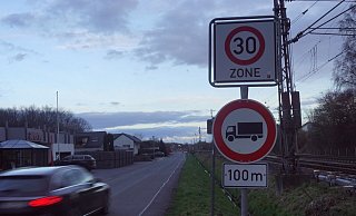 Der Schwarze Weg in Bruchmühlen führt auf diesem Stück von der Kilver- zur Bruchstraße. Dort gilt ein Tempolimit von 30. - Niklas Krämer Der Schwarze Weg in Bruchmühlen führt auf diesem Stück von der Kilver- zur Bruchstraße. Dort gilt ein Tempolimit von 30. - Niklas Krämer