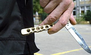 Mit einem Butterfly-Messer habe der Bekannte ihm die schwere Verletzung zugefügt, sagte das Opfer aus. (Symbolbild) - dpa/ picture alliance Mit einem Butterfly-Messer habe der Bekannte ihm die schwere Verletzung zugefügt, sagte das Opfer aus. (Symbolbild) - dpa/ picture alliance