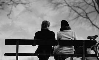 Mit jemandem etwas zu unternehmen - beispielsweise in den Park zu gehen und zu quatschen - kann dabei helfen, auf andere Gedanken zu kommen. - Symbolfoto: Pixabay Mit jemandem etwas zu unternehmen - beispielsweise in den Park zu gehen und zu quatschen - kann dabei helfen, auf andere Gedanken zu kommen. - Symbolfoto: Pixabay