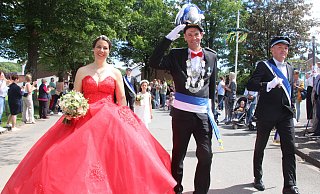 Das strahlende Königspaar Daniel und Sabine Wagemann steht im Mittelpunkt des Festumzugs. - Burkhard Battran Das strahlende Königspaar Daniel und Sabine Wagemann steht im Mittelpunkt des Festumzugs. - Burkhard Battran