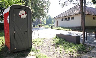 Nur diese Miettoilette steht im Freibadpark Lübbecke für die Besucher bereit. - Sevim Hangül Nur diese Miettoilette steht im Freibadpark Lübbecke für die Besucher bereit. - Sevim Hangül