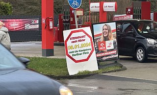 Mit Plakaten weisen die Veranstalter der geplanten Großdemonstration, wie hier an der Star-Tankstelle in Höxter, auf den Termin hin. - Ralf T. Mischer Mit Plakaten weisen die Veranstalter der geplanten Großdemonstration, wie hier an der Star-Tankstelle in Höxter, auf den Termin hin. - Ralf T. Mischer
