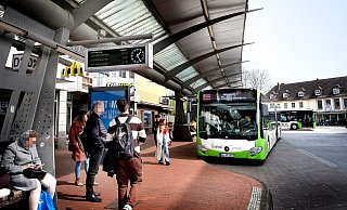 Hier könnte eine hübsche Promenade entstehen: Die Haltestellen entlang der Häuserzeile mit Subway und McDonald's würden wegfallen. - Andreas Frücht Hier könnte eine hübsche Promenade entstehen: Die Haltestellen entlang der Häuserzeile mit Subway und McDonald's würden wegfallen. - Andreas Frücht