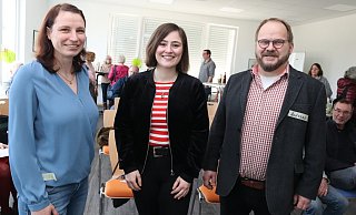 Die Sprecher des grünen Ortsverbands Leopoldshöhe, Susan Tschirschke (l.) und Andreas Puchert, begrüßten die Landtagsabgeordnete Julia Eisentraut sowie zahlreiche Mitglieder und Freunde der Partei. - Knut Dinter Die Sprecher des grünen Ortsverbands Leopoldshöhe, Susan Tschirschke (l.) und Andreas Puchert, begrüßten die Landtagsabgeordnete Julia Eisentraut sowie zahlreiche Mitglieder und Freunde der Partei. - Knut Dinter