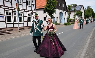 König und Fahnenoffizier Ludger Ploß führt an der Seite seiner Königin Verena Niggemeyer das Schützenvolk in Atteln an. - Anja Ebner König und Fahnenoffizier Ludger Ploß führt an der Seite seiner Königin Verena Niggemeyer das Schützenvolk in Atteln an. - Anja Ebner