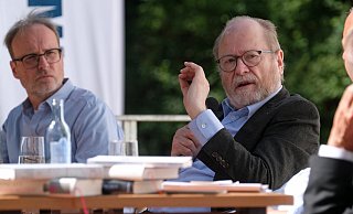 Die Komplexität der Gegenwart führt zum unaufhebbaren Nichtbescheidwissen der Mehrheit, lautet eine These von Jan Philipp-Reemstma. Martin Mittelmeier (l.) lauscht dem Literaturwissenschaftler. - Thorsten Gödecker Die Komplexität der Gegenwart führt zum unaufhebbaren Nichtbescheidwissen der Mehrheit, lautet eine These von Jan Philipp-Reemstma. Martin Mittelmeier (l.) lauscht dem Literaturwissenschaftler. - Thorsten Gödecker