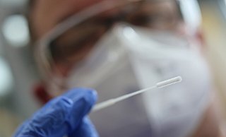 Der Betroffene Mitarbeiter findet es nach eigenen Angaben unnötig, dass gesunde Menschen sich testen lassen müssen. - picture alliance/dpa/dpa-Zentralbild Der Betroffene Mitarbeiter findet es nach eigenen Angaben unnötig, dass gesunde Menschen sich testen lassen müssen. - picture alliance/dpa/dpa-Zentralbild