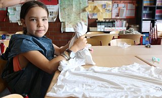Marcia (9) startet mit ihrem zweiten Batik-Shirt. - Anthea Moschner Marcia (9) startet mit ihrem zweiten Batik-Shirt. - Anthea Moschner