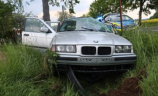 Das Heck des BMW brach aus bisher unbekannten Ursachen aus. - Polizei Herford Das Heck des BMW brach aus bisher unbekannten Ursachen aus. - Polizei Herford