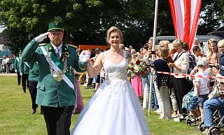 Auf der Naturbühne präsentieren sich die Majestäten Roman und Vanessa Lindemann dem jubelnden Schützenvolk. - Regina Brucksch Auf der Naturbühne präsentieren sich die Majestäten Roman und Vanessa Lindemann dem jubelnden Schützenvolk. - Regina Brucksch