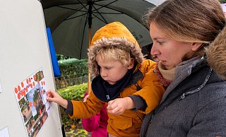 Theo (2) setzt seinen Klebepunkt bei dem Vorschlag zur Neugestaltung des Spielplatzes Kalte Welle in Eilshausen mit dem Thema Burg. - Ralf Bittner Theo (2) setzt seinen Klebepunkt bei dem Vorschlag zur Neugestaltung des Spielplatzes Kalte Welle in Eilshausen mit dem Thema Burg. - Ralf Bittner