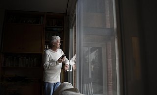 Viele Lungenkranke isolieren sich zu Hause, um sich vor Infektionskrankheiten zu schützen. Davon rät Pneumologe Alexander Kemper jedoch ab. - picture alliance Viele Lungenkranke isolieren sich zu Hause, um sich vor Infektionskrankheiten zu schützen. Davon rät Pneumologe Alexander Kemper jedoch ab. - picture alliance