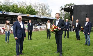 Christoph Rüther gratuliert Carsten Linnemann (vorne v.l.) im Beisein von (hinten v.l.) Kathrin Krause, Daniel Sieveke, Corinna Rotte, Bernhard Hoppe-Biermeyer, Reinhold Hansmeier und Hartwig Höschen. - Regina Brucksch Christoph Rüther gratuliert Carsten Linnemann (vorne v.l.) im Beisein von (hinten v.l.) Kathrin Krause, Daniel Sieveke, Corinna Rotte, Bernhard Hoppe-Biermeyer, Reinhold Hansmeier und Hartwig Höschen. - Regina Brucksch
