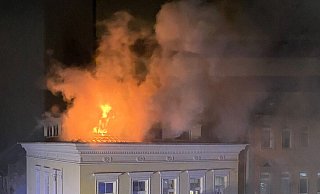 Flammen schlagen aus dem Dach des Wohnhauses. - J. Ahaus Flammen schlagen aus dem Dach des Wohnhauses. - J. Ahaus