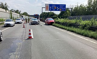 Auf der A33 kam es am Samstagnachmittag zu einem Unfall zwischen den Anschlussstellen Elsen und Schloß Neuhaus. - Feuerwehr Paderborn Auf der A33 kam es am Samstagnachmittag zu einem Unfall zwischen den Anschlussstellen Elsen und Schloß Neuhaus. - Feuerwehr Paderborn