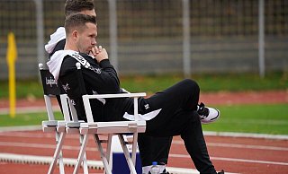 Es sieht böse aus: Trainer Stephan Eggert musste in Tengern eine 1:4-Niederlage seines SC Herford mitansehen. - Yvonne Gottschlich Es sieht böse aus: Trainer Stephan Eggert musste in Tengern eine 1:4-Niederlage seines SC Herford mitansehen. - Yvonne Gottschlich