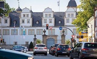 Die Schlosskreuzung ist einer der zentralen Verkehrsknoten in Schloß Neuhaus. - Niklas Tüns Die Schlosskreuzung ist einer der zentralen Verkehrsknoten in Schloß Neuhaus. - Niklas Tüns