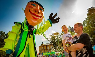 Wackelpeter 2019: Der Wackelpeter persönlich begrüßt seine Gäste: Lukas (3) und Holger Schwarz aus Bad Salzuflen sind begeistert. Noch cooler fand Lukas eigentlich nur die Feuerwehr. - Mike-Dennis Müller / www.mdm.photo Wackelpeter 2019: Der Wackelpeter persönlich begrüßt seine Gäste: Lukas (3) und Holger Schwarz aus Bad Salzuflen sind begeistert. Noch cooler fand Lukas eigentlich nur die Feuerwehr. - Mike-Dennis Müller / www.mdm.photo