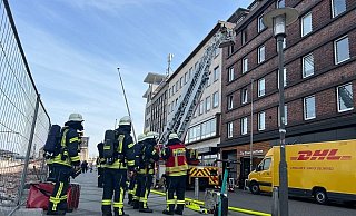 Wegen der Löscharbeiten war die Bahnhofstraße gesperrt. - Charlotte Mahncke Wegen der Löscharbeiten war die Bahnhofstraße gesperrt. - Charlotte Mahncke