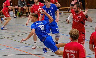 Sennes Marlon Wienböker (am Ball) steuerte sieben Treffer zum 31:24 über Neuenkirchen/Varensell bei. - Andreas Zobe Sennes Marlon Wienböker (am Ball) steuerte sieben Treffer zum 31:24 über Neuenkirchen/Varensell bei. - Andreas Zobe