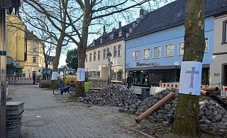 Mit Transparenten, auf denen Kreuze zu sehen sind, protestieren die Mitglieder der Initiative "Grün statt grau" gegen von der Stadt angekündigte Fällungen der Platanen in Höxters Innenstadt. - Falk Wennemann Mit Transparenten, auf denen Kreuze zu sehen sind, protestieren die Mitglieder der Initiative "Grün statt grau" gegen von der Stadt angekündigte Fällungen der Platanen in Höxters Innenstadt. - Falk Wennemann