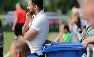SVEW-Trainer Selami Jashari beobachtet aufmerksam das Spiel. - Egon Bieber SVEW-Trainer Selami Jashari beobachtet aufmerksam das Spiel. - Egon Bieber