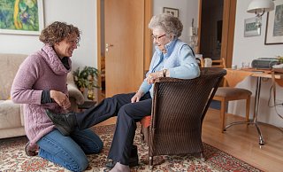 Die Pflege von Angehörigen kann sehr belastend sein. Um Angehörige nicht zu überfordern, raten Pflegeexperten zu Auszeiten. - picture alliance Die Pflege von Angehörigen kann sehr belastend sein. Um Angehörige nicht zu überfordern, raten Pflegeexperten zu Auszeiten. - picture alliance