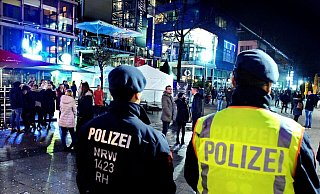 Am Boulevard in Bielefeld treffen sich Tausende Partygänger an Silvester, um zu feiern. Böller und Co sind allerdings verboten. Die Polizei wird 2022 wieder Präsenz zeigen. - Barbara Franke Am Boulevard in Bielefeld treffen sich Tausende Partygänger an Silvester, um zu feiern. Böller und Co sind allerdings verboten. Die Polizei wird 2022 wieder Präsenz zeigen. - Barbara Franke
